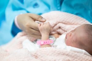 baby-with-brain-damage-holding-the-finger-of-an-atlanta-brain-damage-lawyer