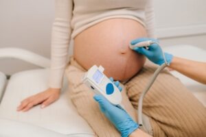 Doctor listens to fetal heartbeat. What is Fetal Bradycardia?