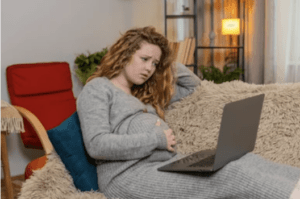 A pregnant woman uses her laptop to look up “What is cholestasis of pregnancy?”